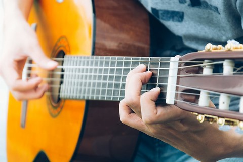How to fingerpick a Guitar